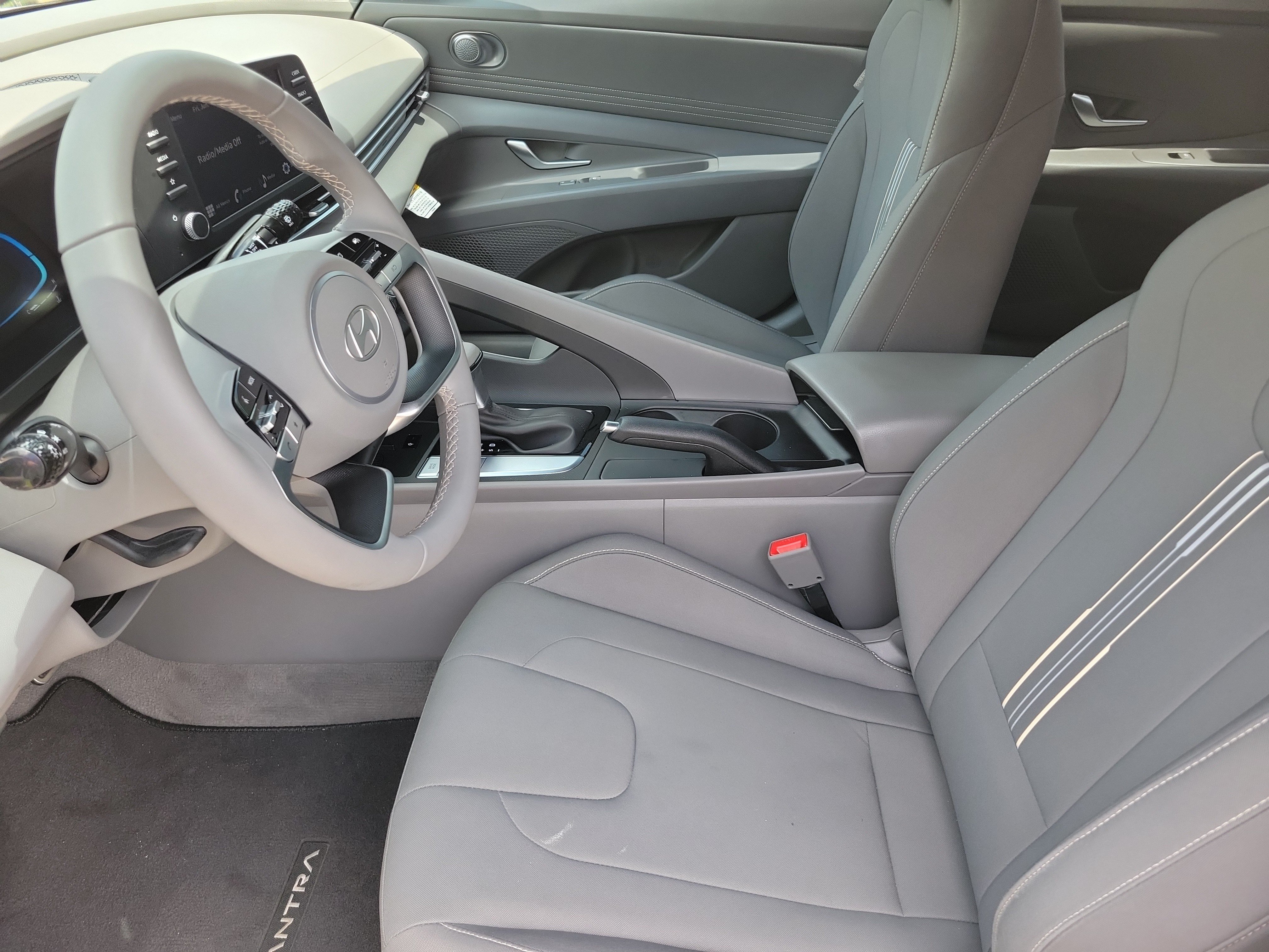 Used 2025 Hyundai Elantra Sport FWD image 3