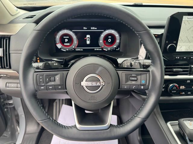 Used 2025 Nissan Pathfinder Platinum FWD image 15