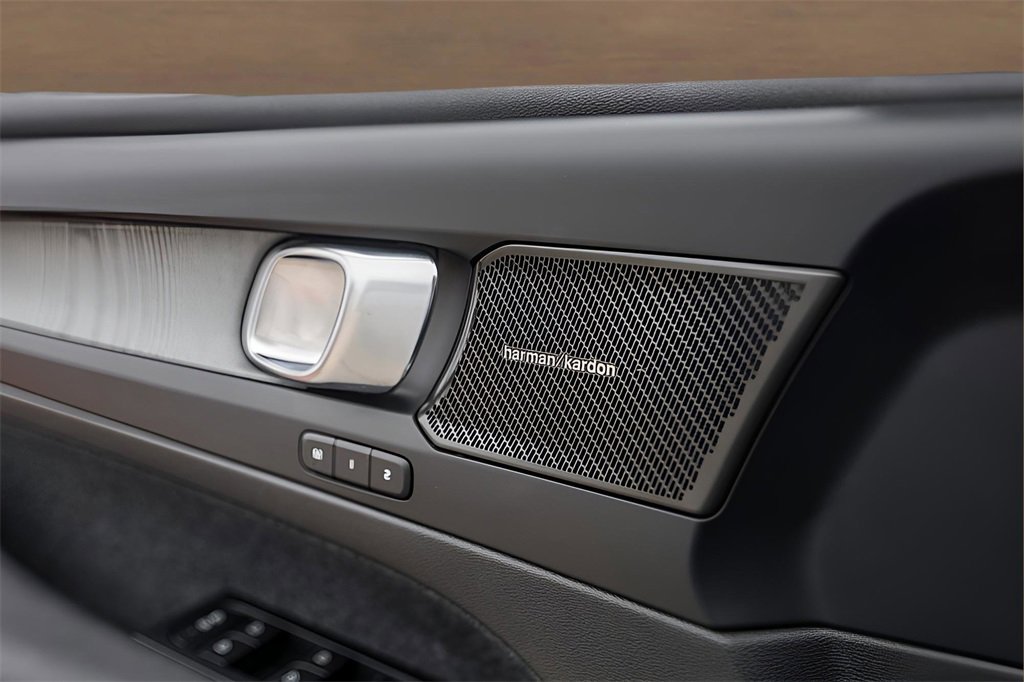 Used 2024 Volvo XC40 B5 Ultimate w/ Protection Package Premier image 22