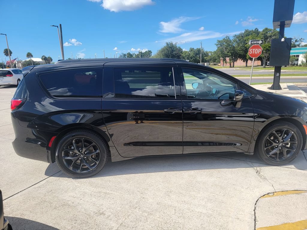 Used 2025 Chrysler Pacifica Limited FWD image 6