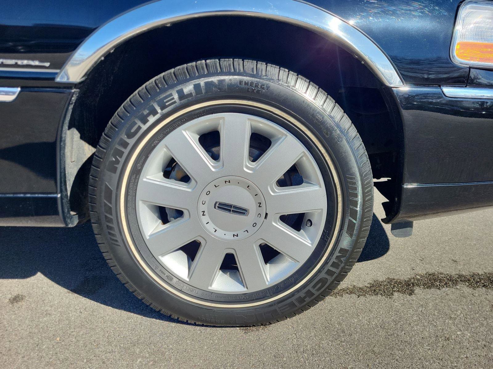 Used 2006 Lincoln Town Car Executive image 30