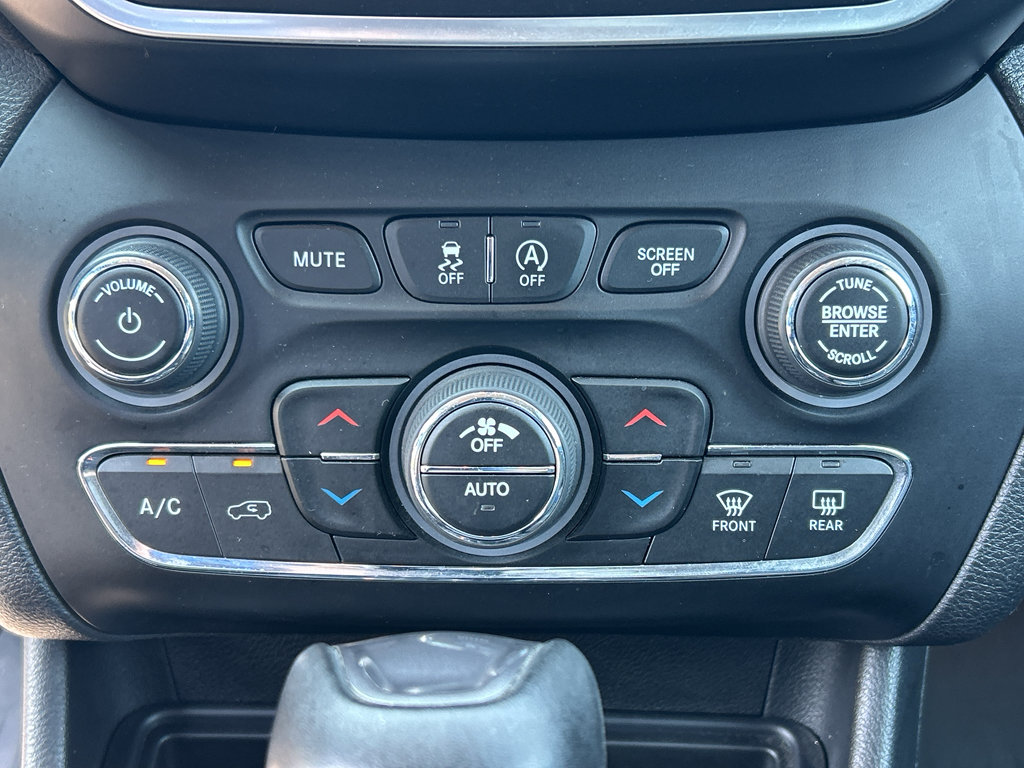 Used 2021 Jeep Cherokee Latitude Lux w/ Comfort/Convenience Group AWD/4WD image 21