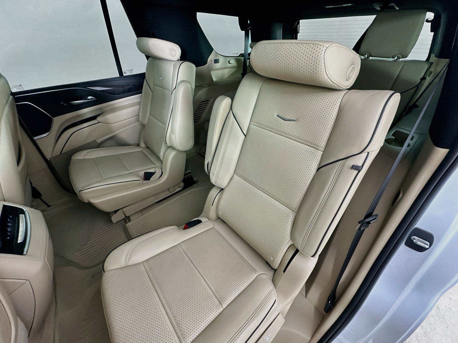 Used 2023 Cadillac Escalade Premium Luxury RWD image 36