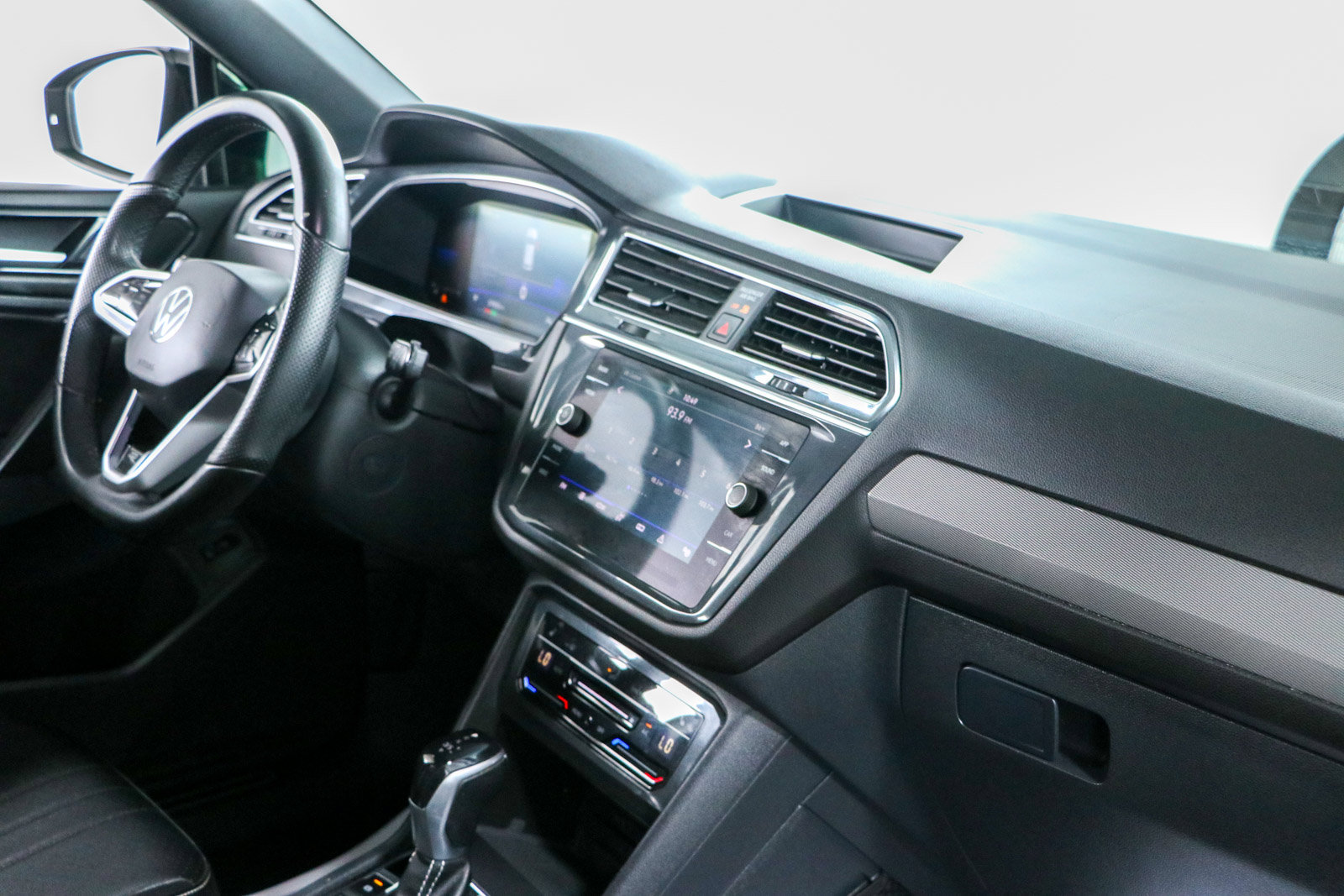 Used 2022 Volkswagen Tiguan SE R-Line AWD/4WD image 25