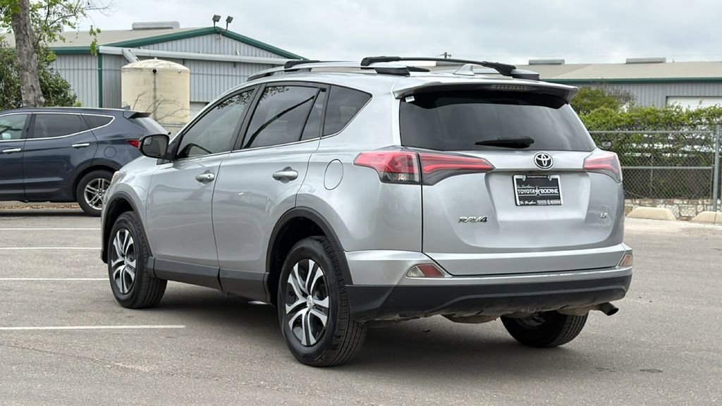 Used 2018 Toyota RAV4 LE image 9
