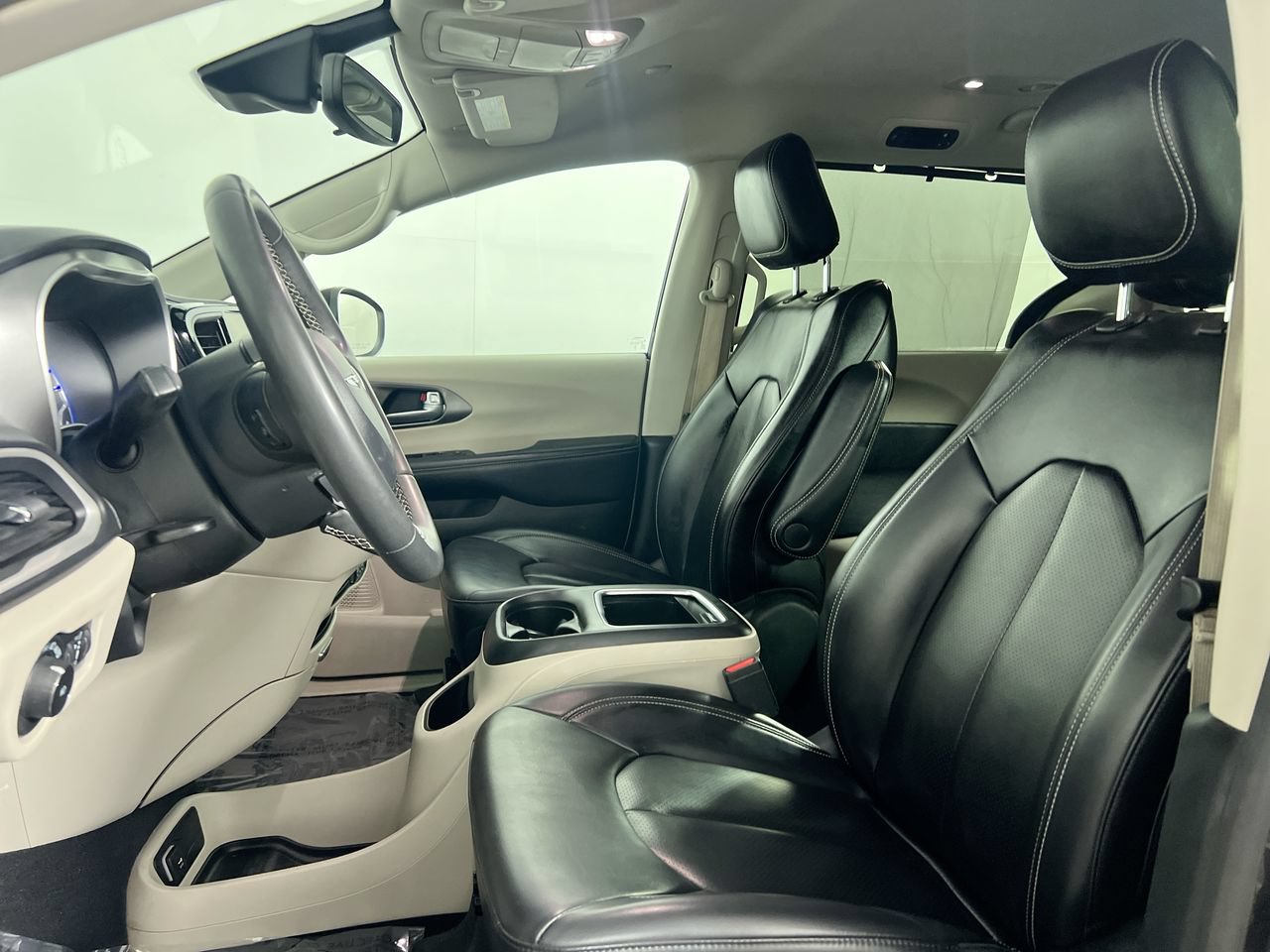 Used 2023 Chrysler Pacifica Touring-L FWD image 12