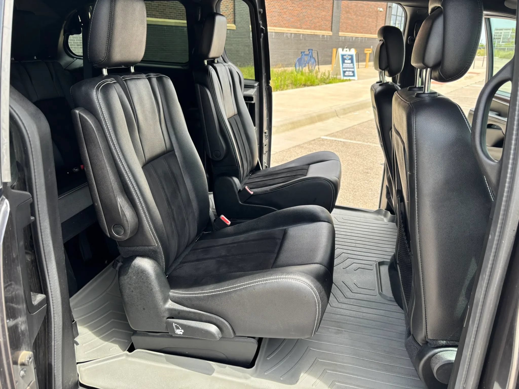 Used 2018 Dodge Grand Caravan SXT w/ Blacktop Package FWD image 24