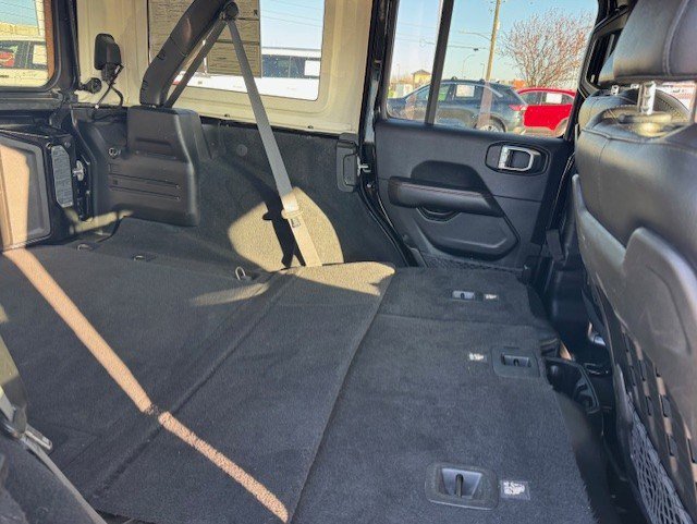 Used 2018 Jeep Wrangler Unlimited Rubicon w/ Dual Top Group AWD/4WD image 32