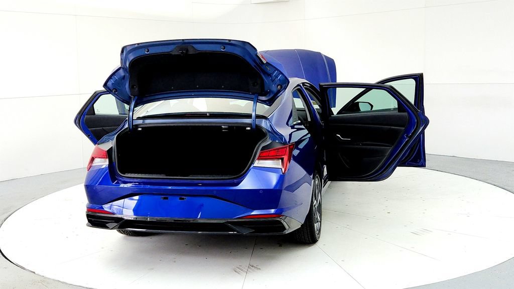 Used 2023 Hyundai Elantra Limited w/ Cargo Package FWD image 11