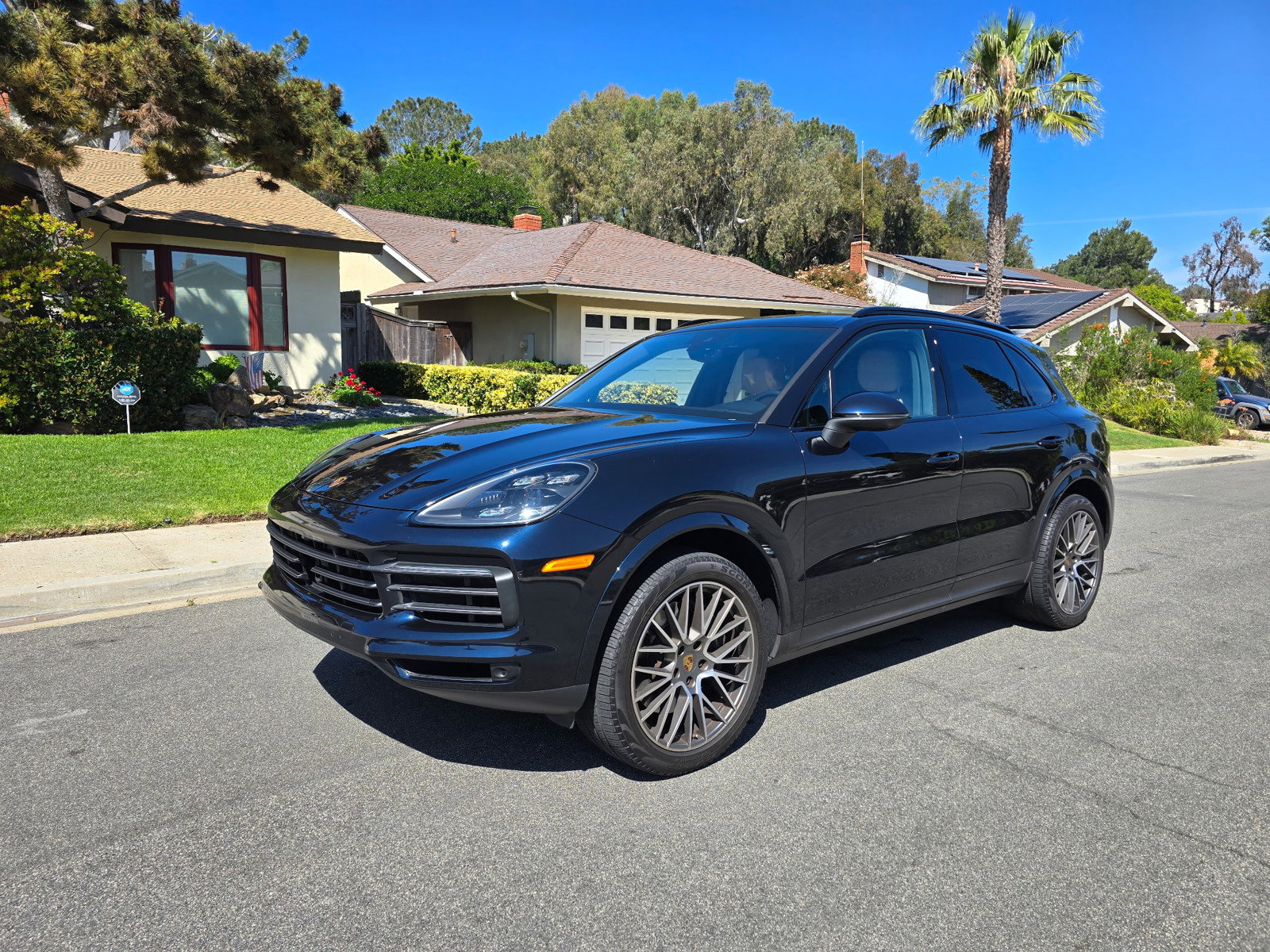 Used 2022 Porsche Cayenne Platinum Edition w/ Premium Package Plus image 1