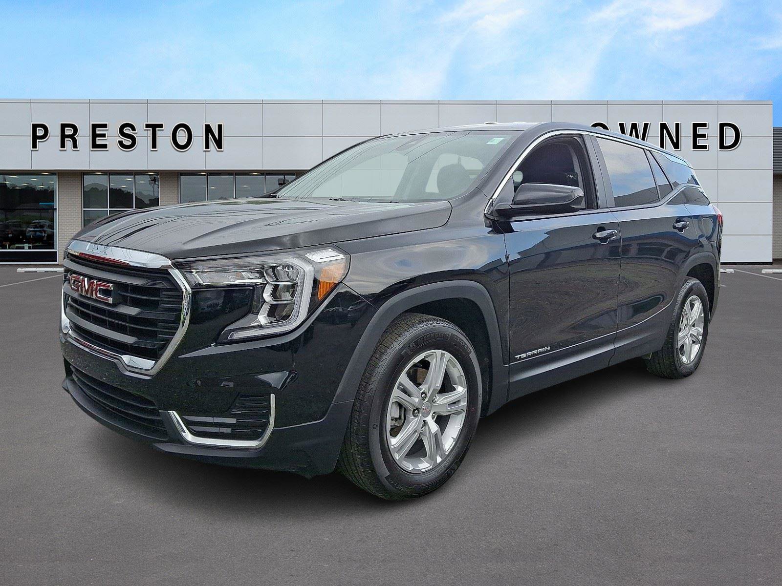 Used 2024 GMC Terrain SLE image 1