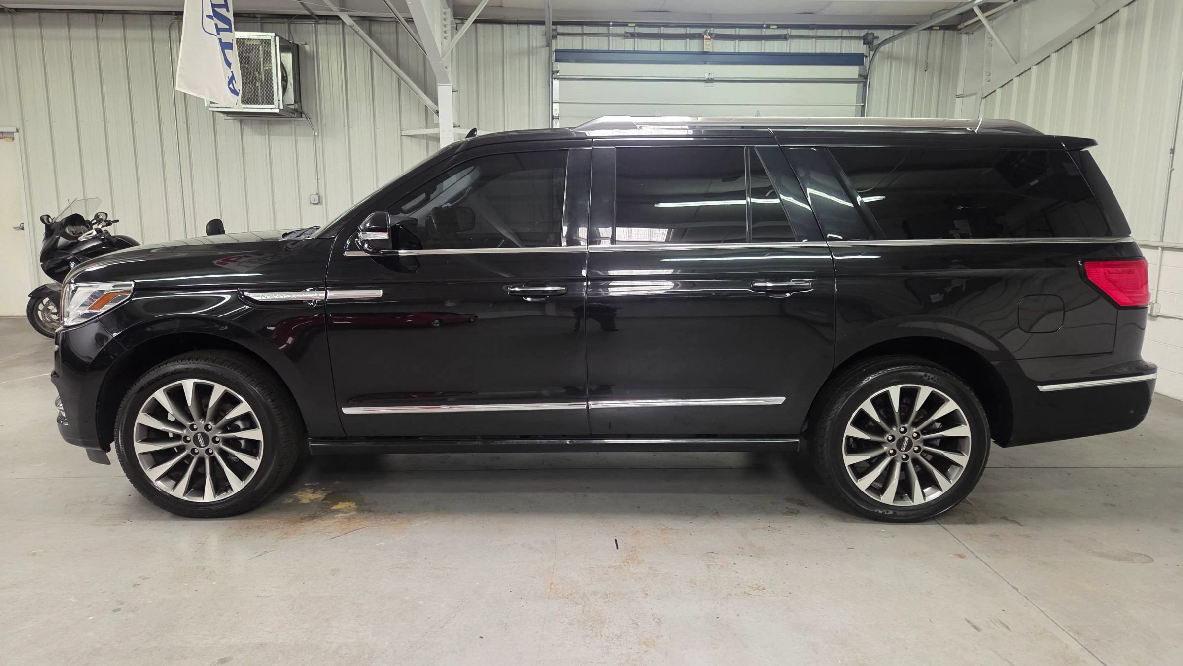 Used 2021 Lincoln Navigator L Reserve RWD image 3