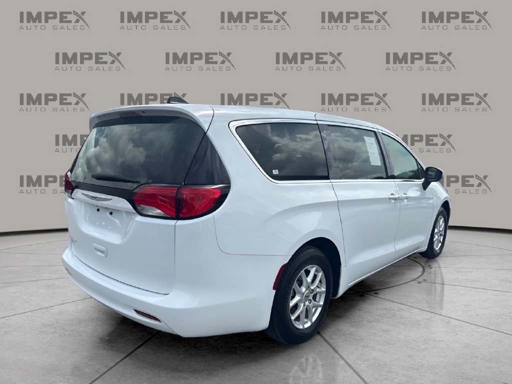 Used 2022 Chrysler Voyager LX FWD image 3