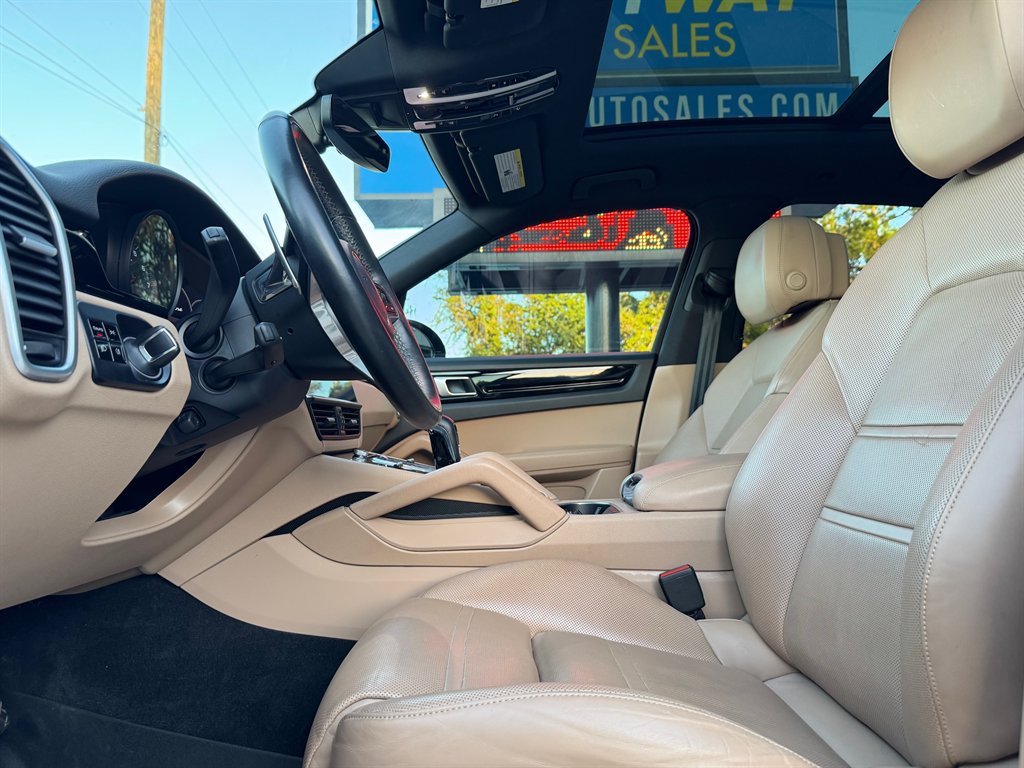 Used 2019 Porsche Cayenne AWD/4WD image 13