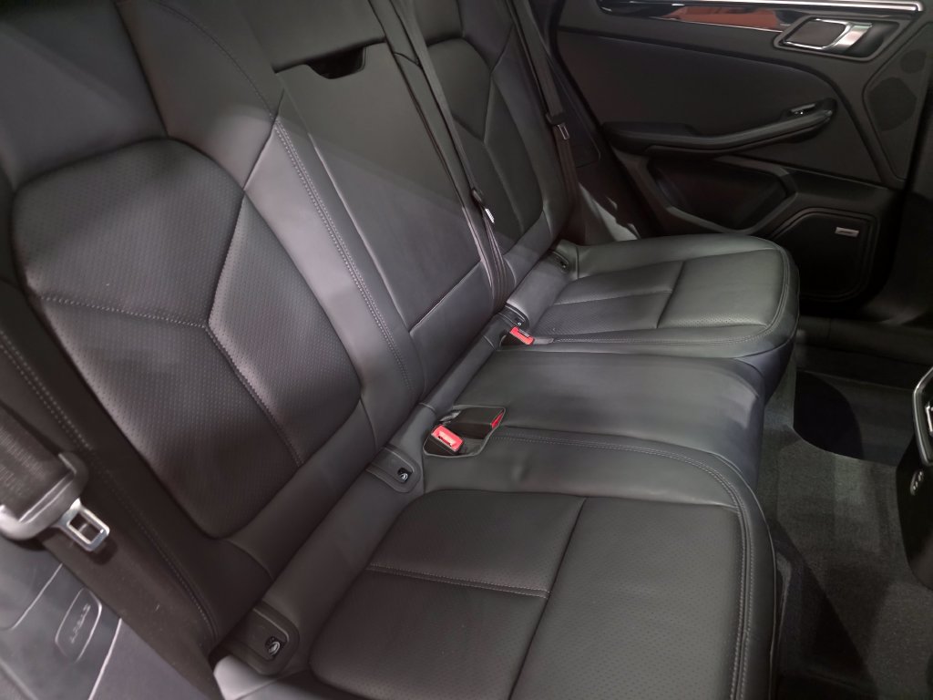 Certified 2024 Porsche Macan AWD/4WD image 16