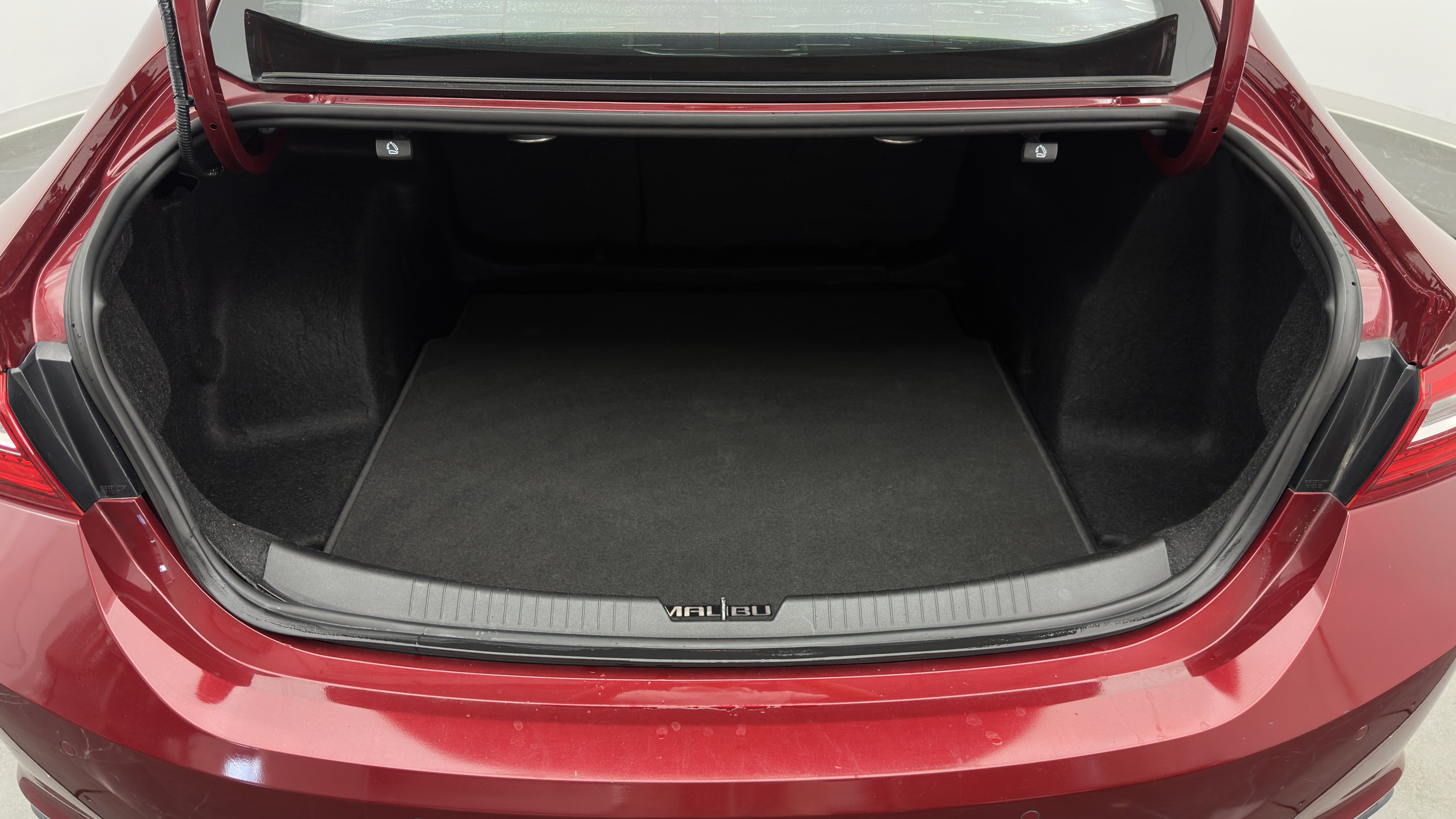 Used 2018 Chevrolet Malibu Premier w/ Premier Sun and Wheel Package FWD image 32