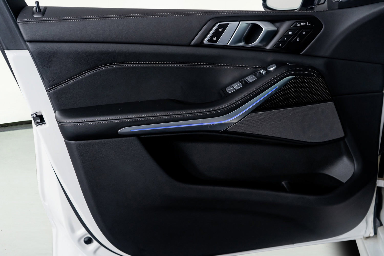 Used 2025 BMW X7 M60i image 41