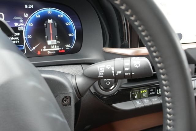 Used 2025 Toyota Crown Signia AWD/4WD image 31
