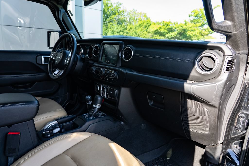 Used 2018 Jeep Wrangler Unlimited Sahara w/ Uconnect 4C Nav & Sound Group AWD/4WD image 28