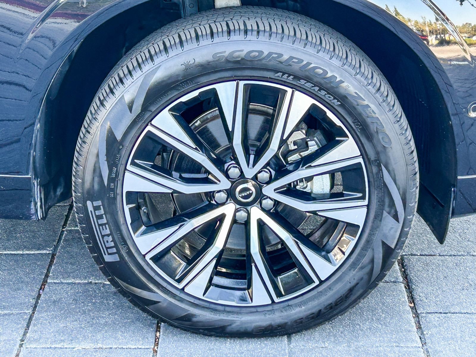 Used 2025 Volvo XC60 B5 Plus AWD/4WD image 12