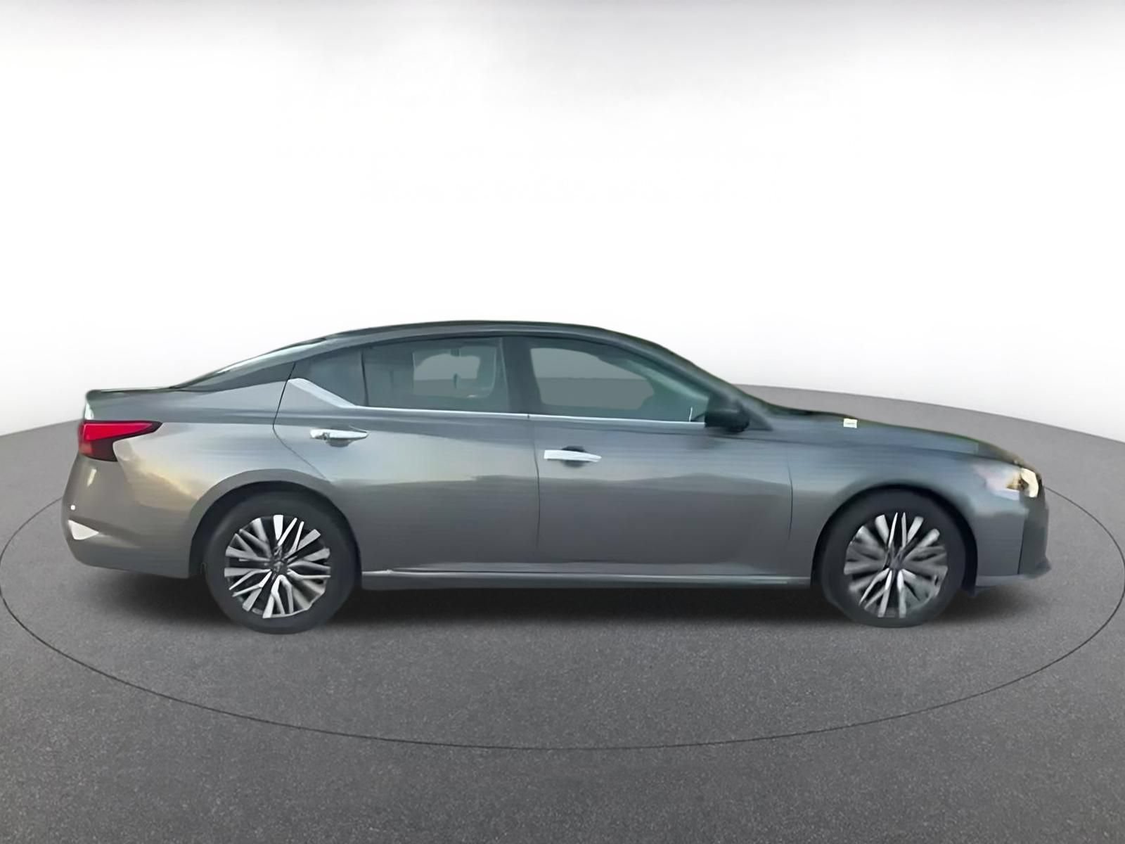 Used 2025 Nissan Altima 2.5 SV FWD image 15