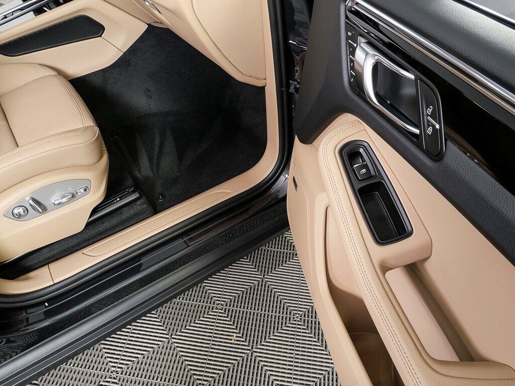 Certified 2026 Porsche Macan AWD/4WD image 24