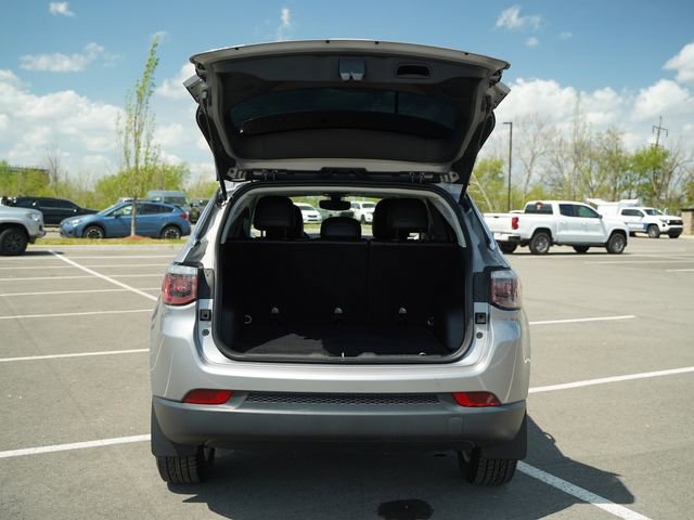 Used 2020 Jeep Compass Latitude w/ Cold Weather Group AWD/4WD image 17