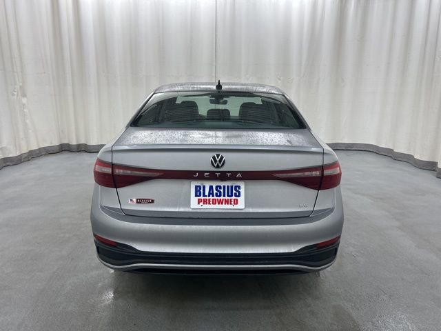 Used 2025 Volkswagen Jetta SE w/ Sunroof Package image 5