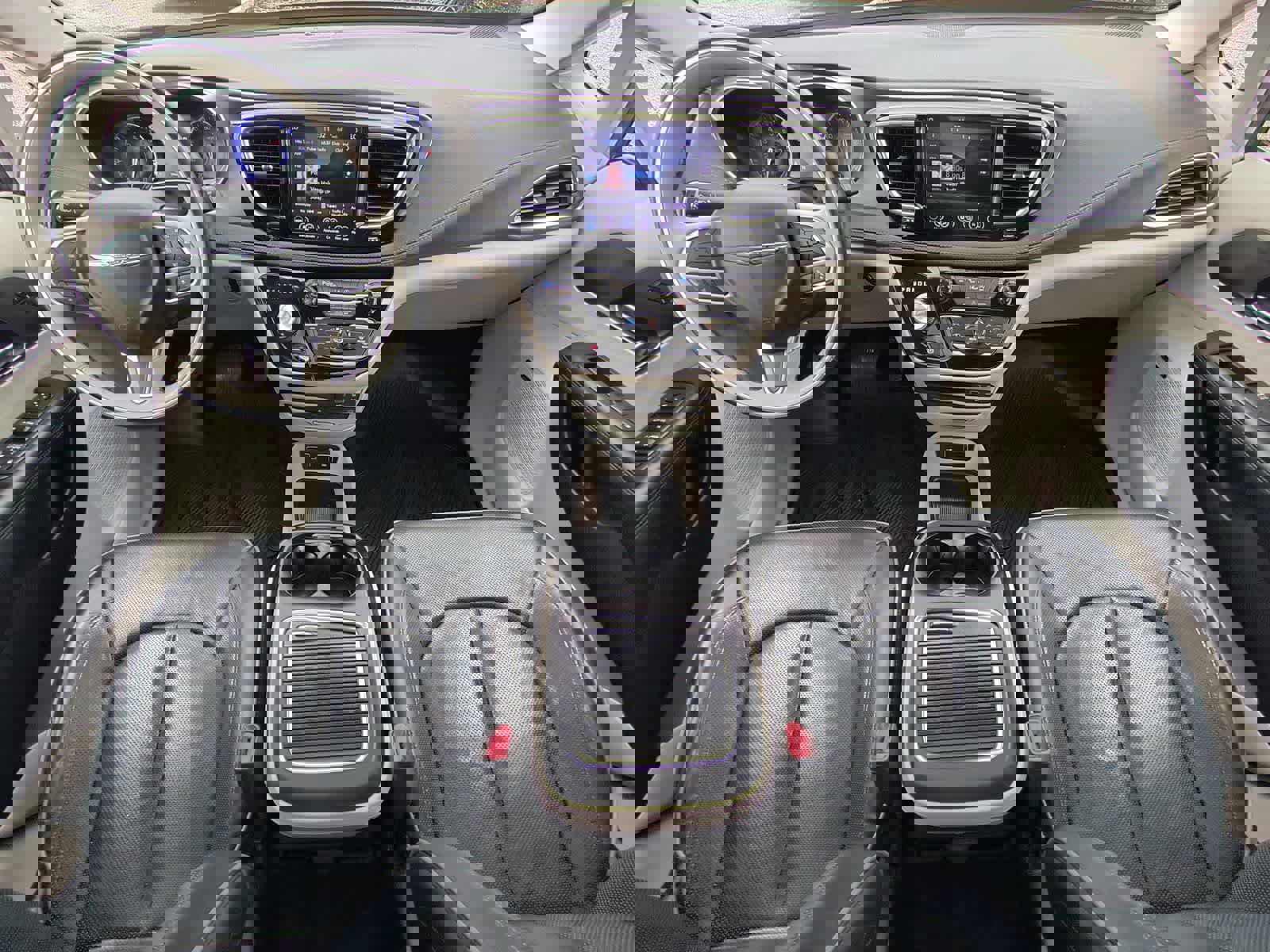 Used 2018 Chrysler Pacifica Limited w/ Tire & Wheel Group FWD image 15