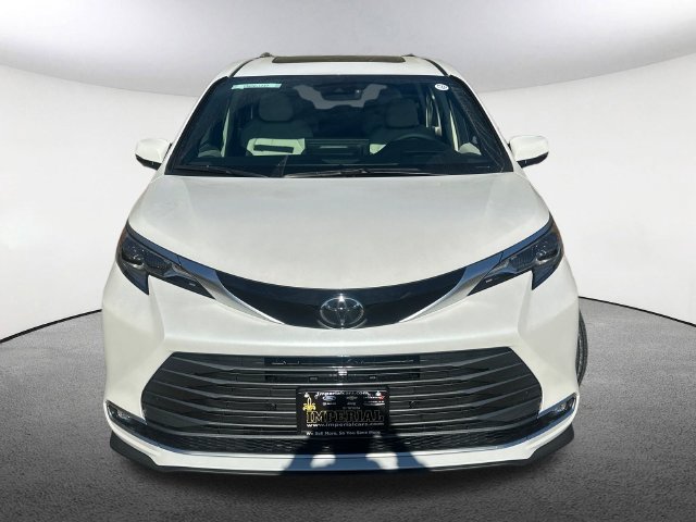 New 2026 Toyota Sienna Platinum AWD/4WD image 4