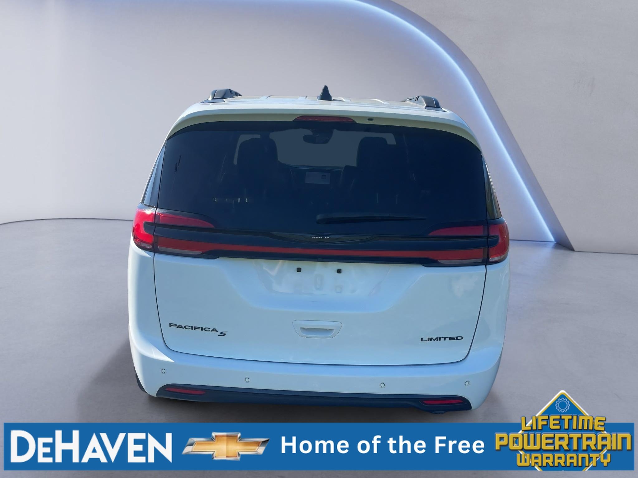 Used 2025 Chrysler Pacifica Limited FWD image 5
