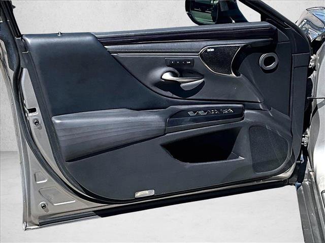 Used 2020 Lexus ES 300h w/ Premium Package image 18