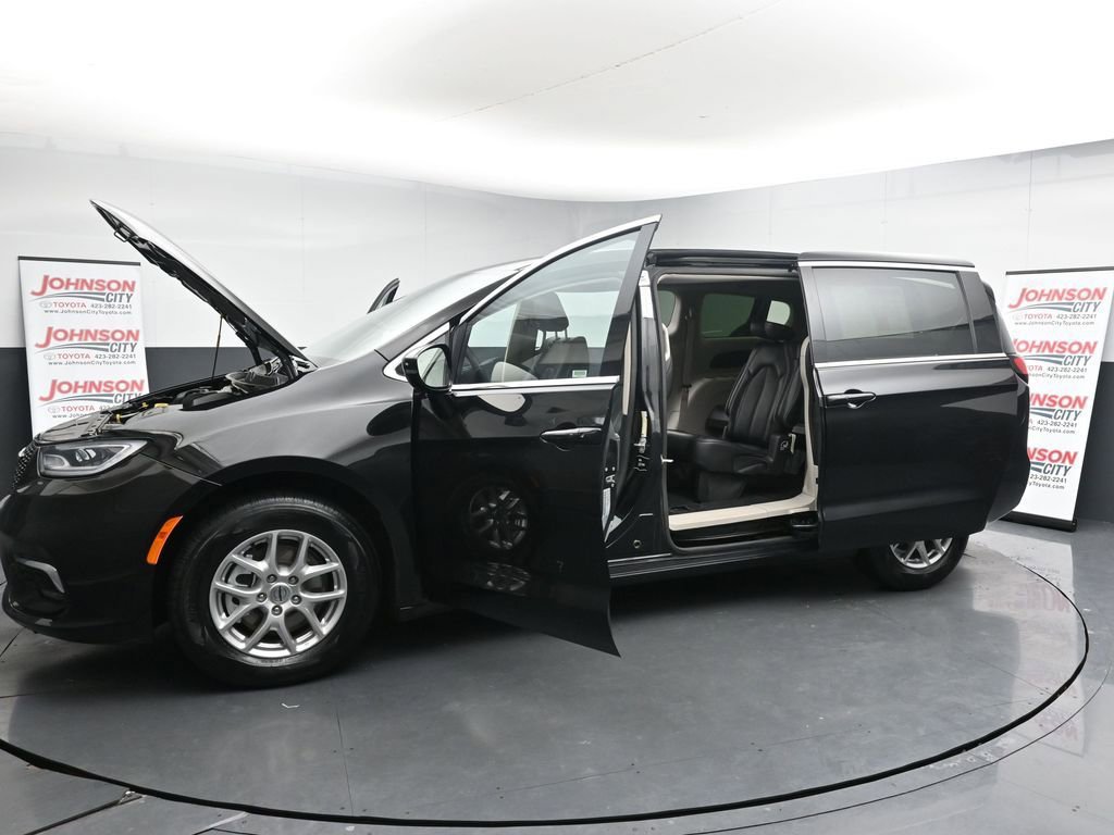 Used 2024 Chrysler Pacifica Touring-L image 42