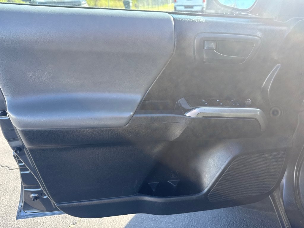 Used 2019 Toyota Tacoma SR5 AWD/4WD image 12