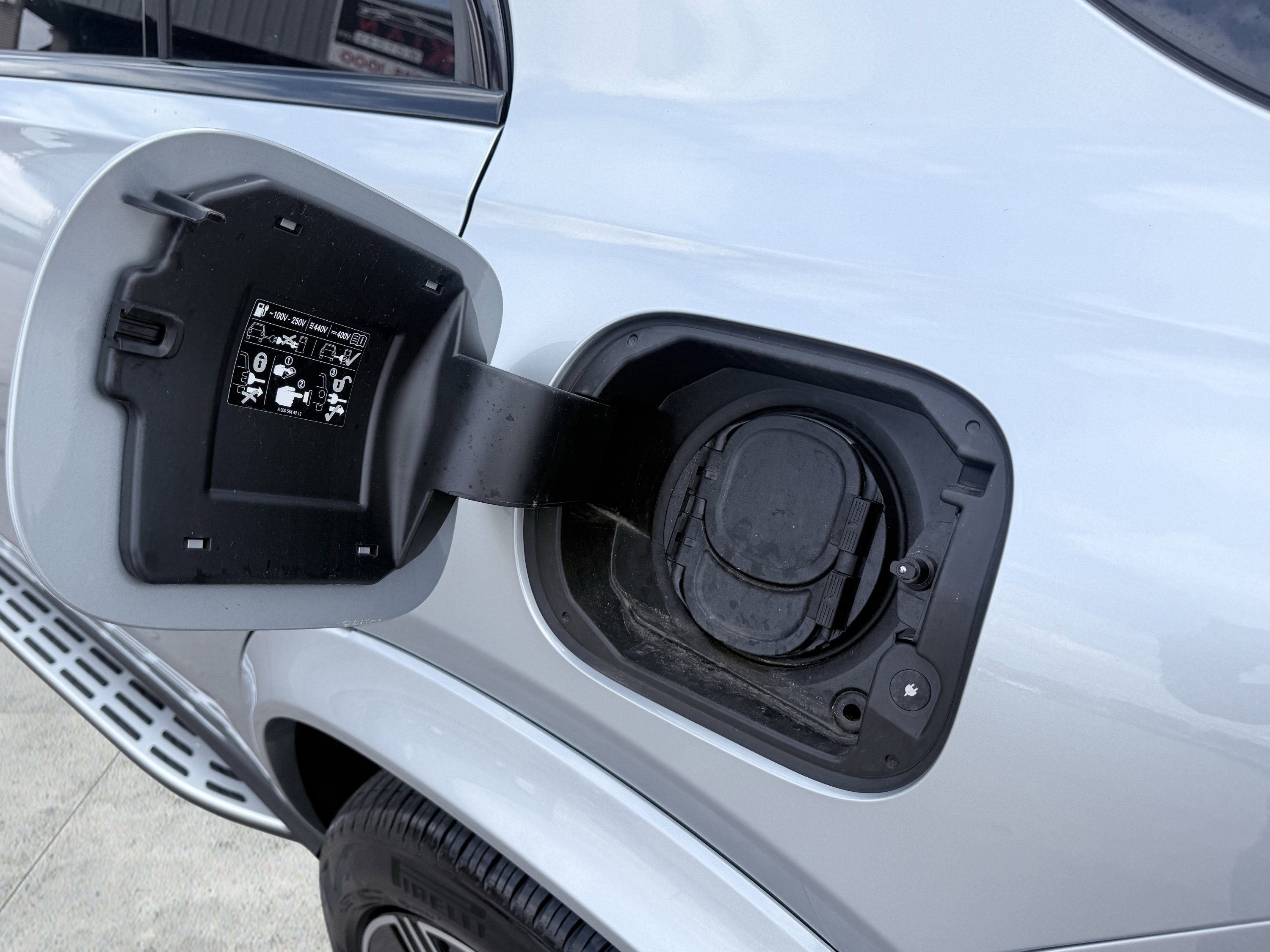 Used 2025 Mercedes-Benz GLE 450e 4MATIC w/ AMG Line Exterior image 83