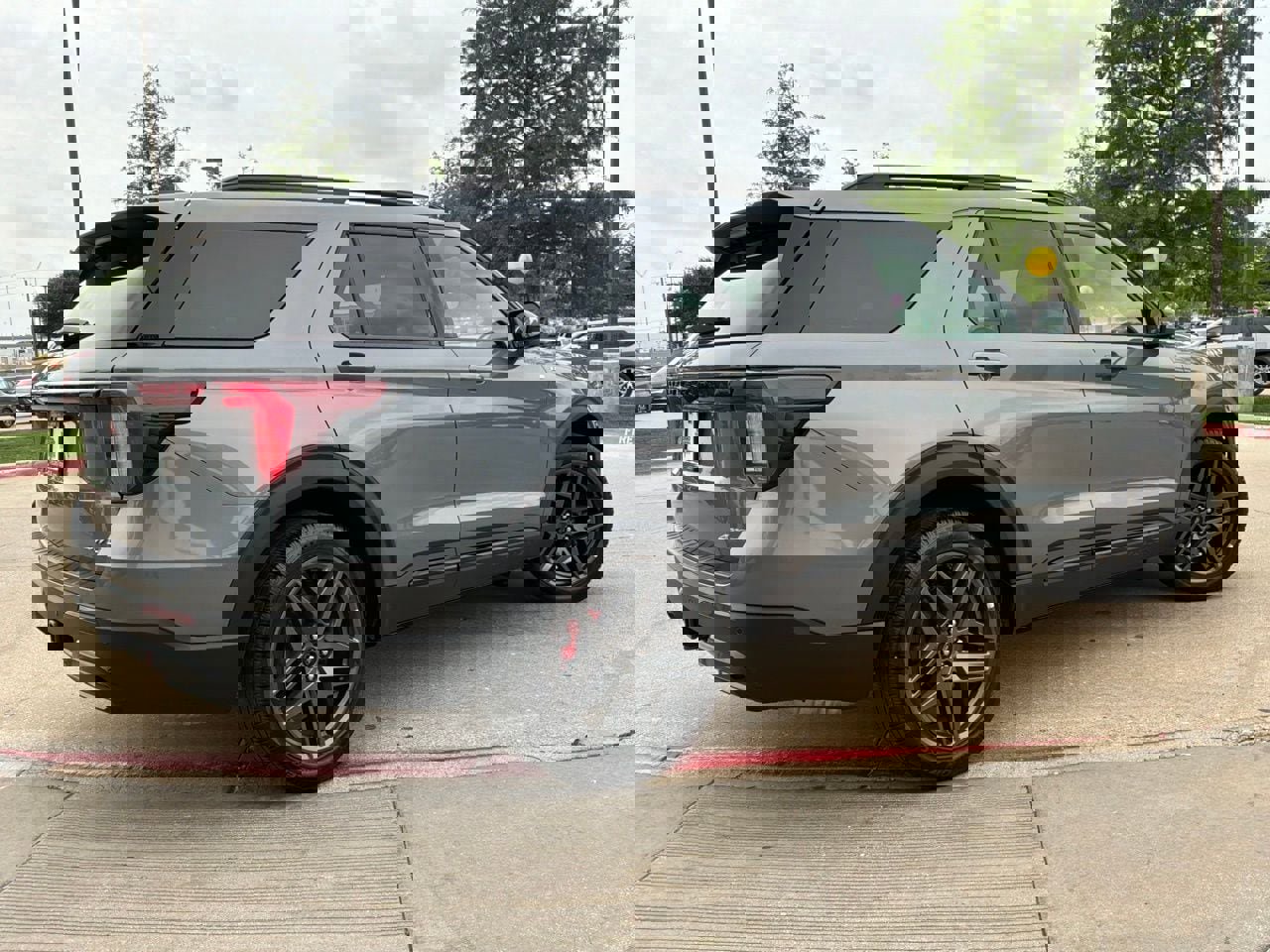 Used 2025 Ford Explorer ST-Line w/ ST-Line Street Pack AWD/4WD image 6