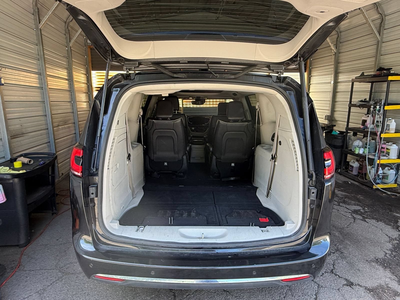 Used 2023 Chrysler Pacifica Limited FWD image 32