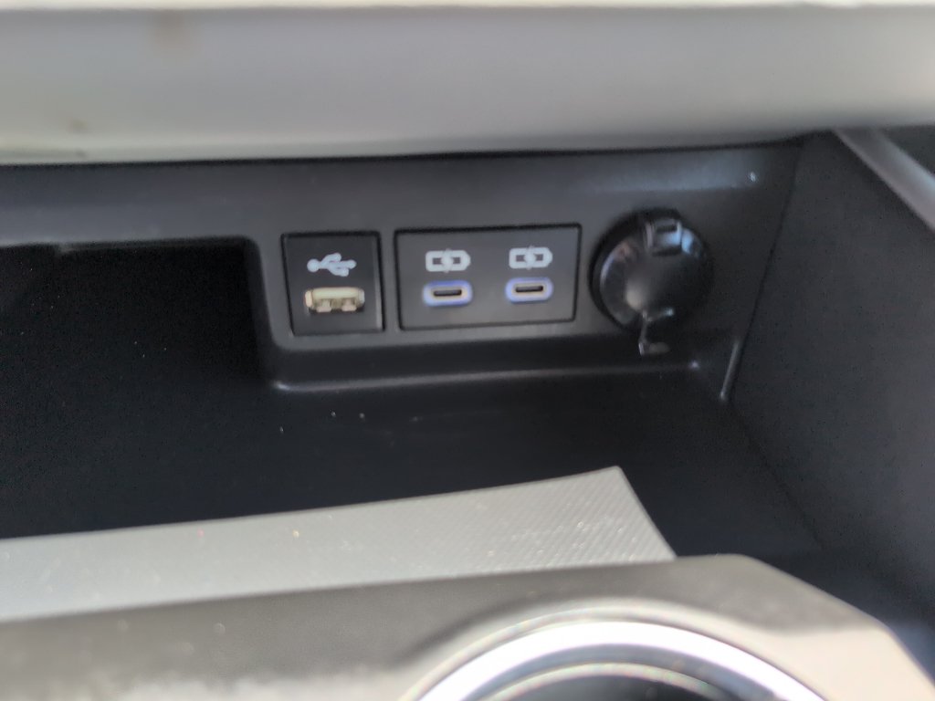 Used 2022 Toyota Highlander XLE FWD image 25