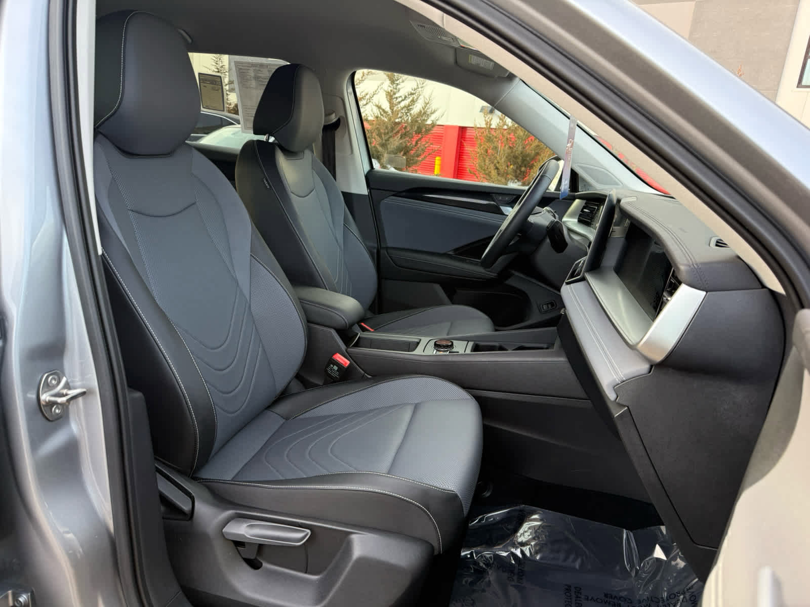 Certified 2025 Volkswagen Tiguan SE image 10