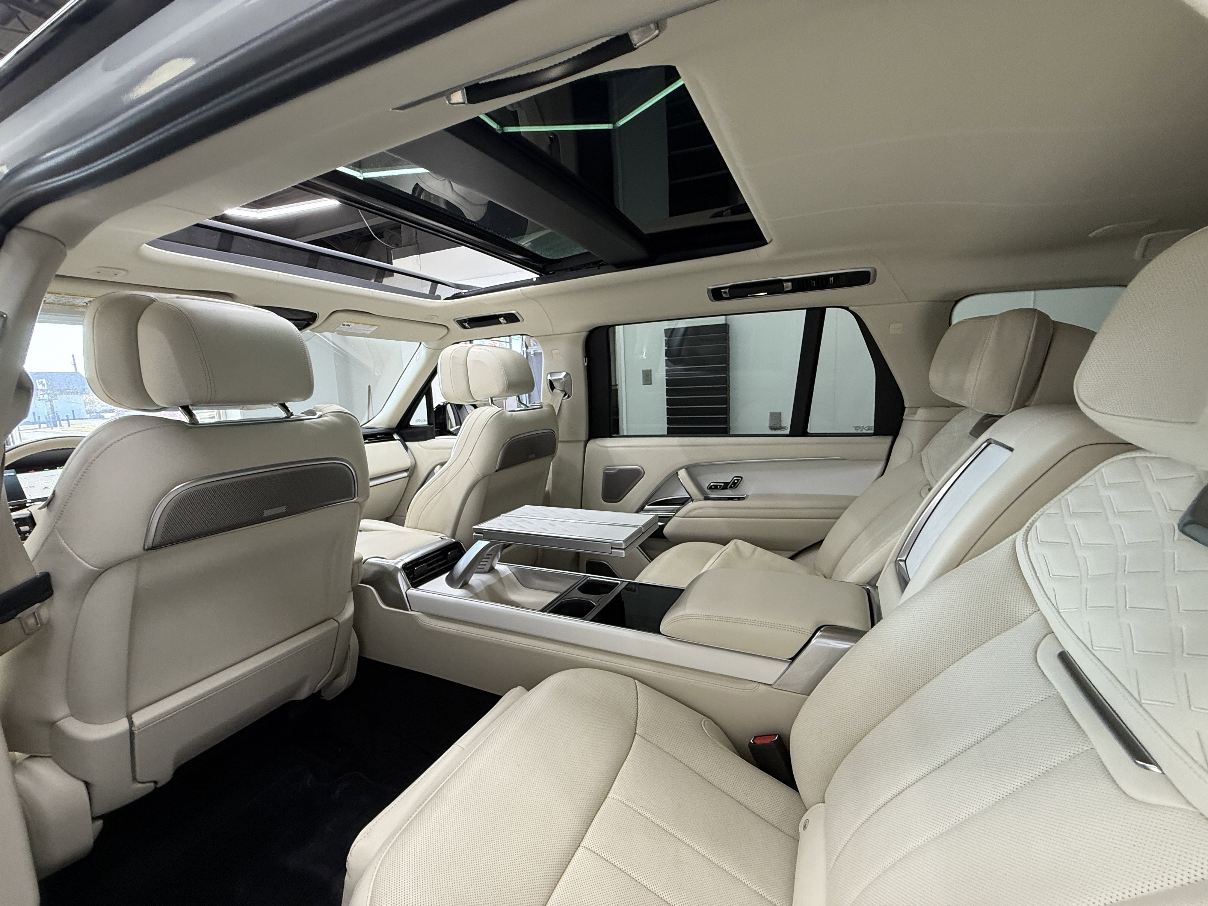 Used 2023 Land Rover Range Rover SV image 33