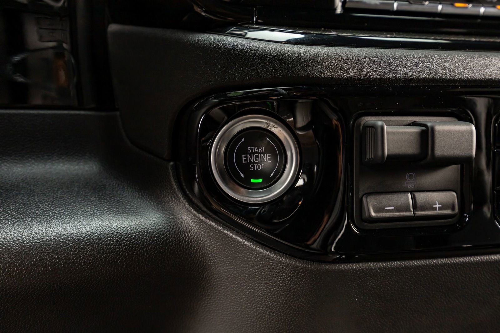 Used 2025 Chevrolet Silverado 1500 ZR2 image 23