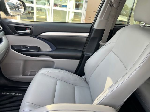 Used 2017 Toyota Highlander XLE image 11