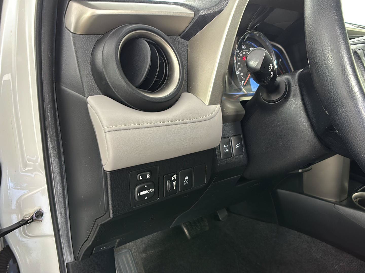 Used 2015 Toyota RAV4 Limited AWD/4WD image 29