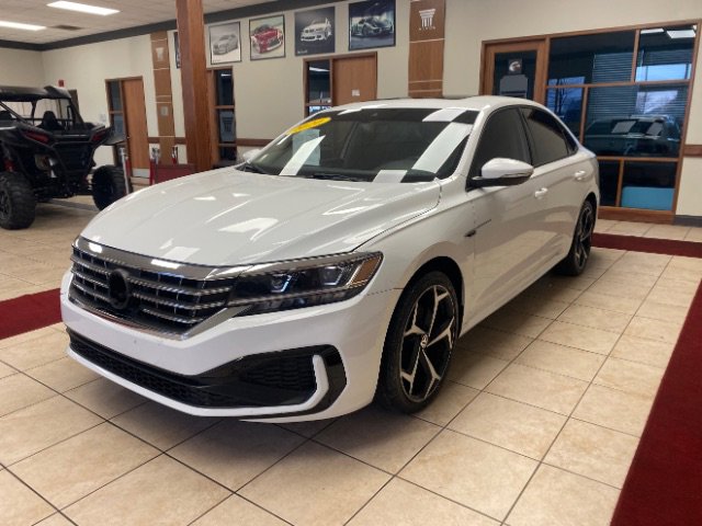 Used 2020 Volkswagen Passat 2.0T R-Line image 1