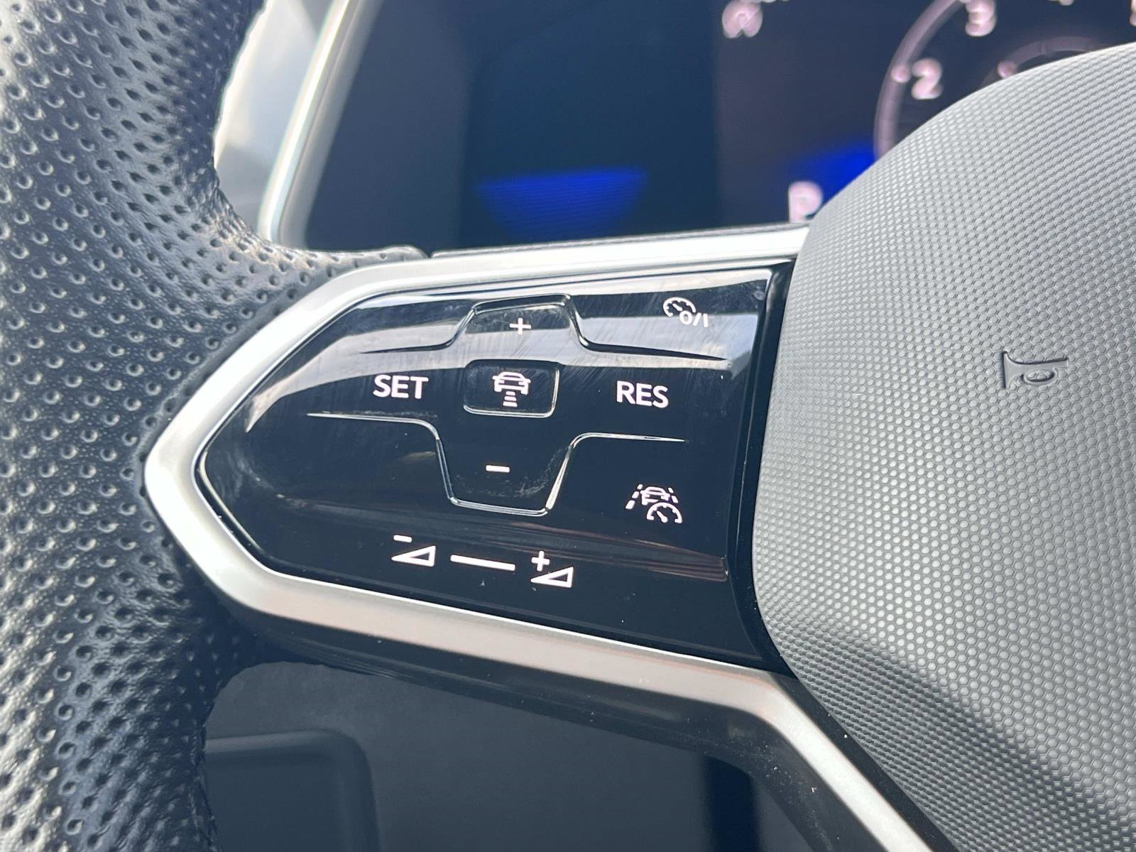 Used 2023 Volkswagen Tiguan SE R-Line image 9