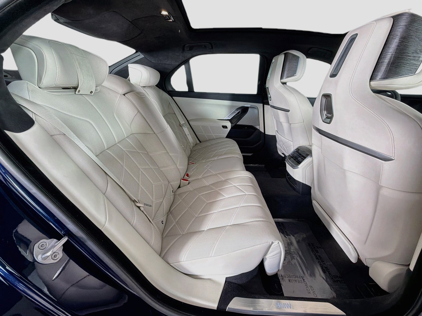 Certified 2024 BMW i7 eDrive50 w/ Executive Package RWD image 29