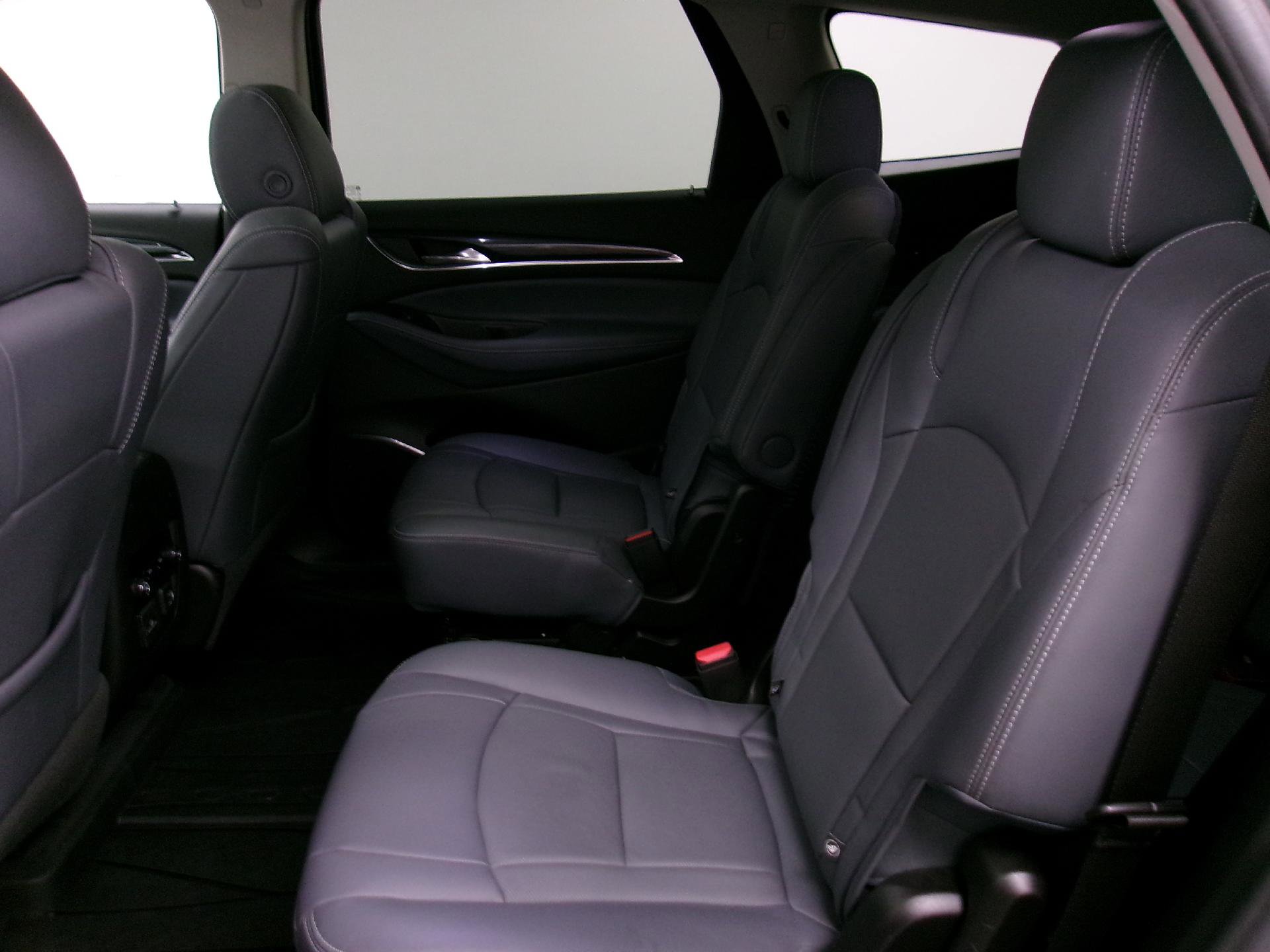 Used 2021 Buick Enclave Essence image 9