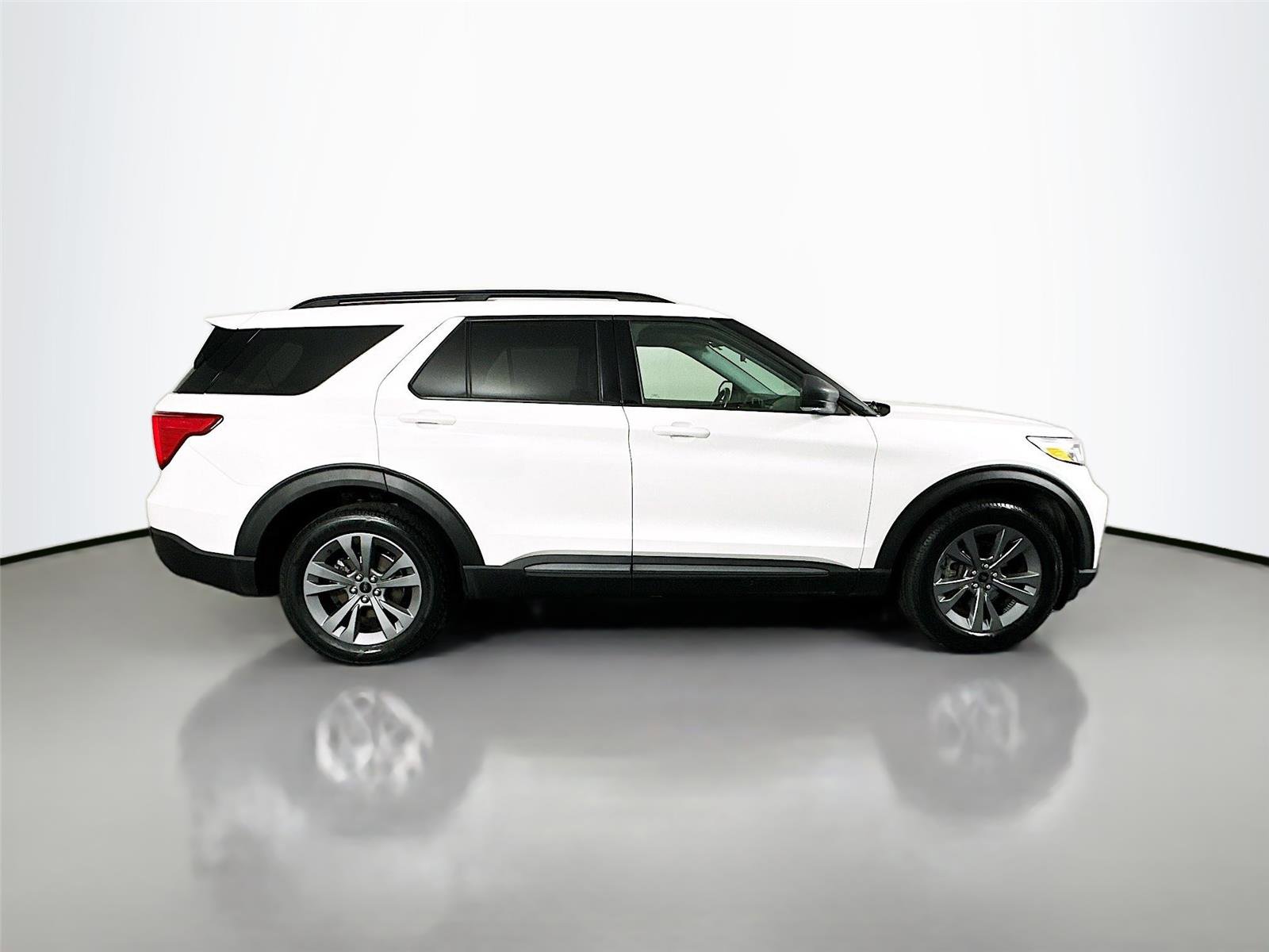 Used 2022 Ford Explorer XLT w/ Equipment Group 202A image 18