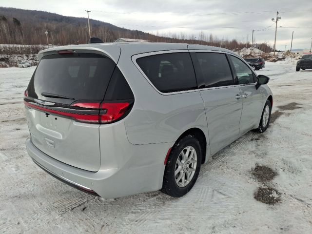 New 2026 Chrysler Pacifica Select image 3