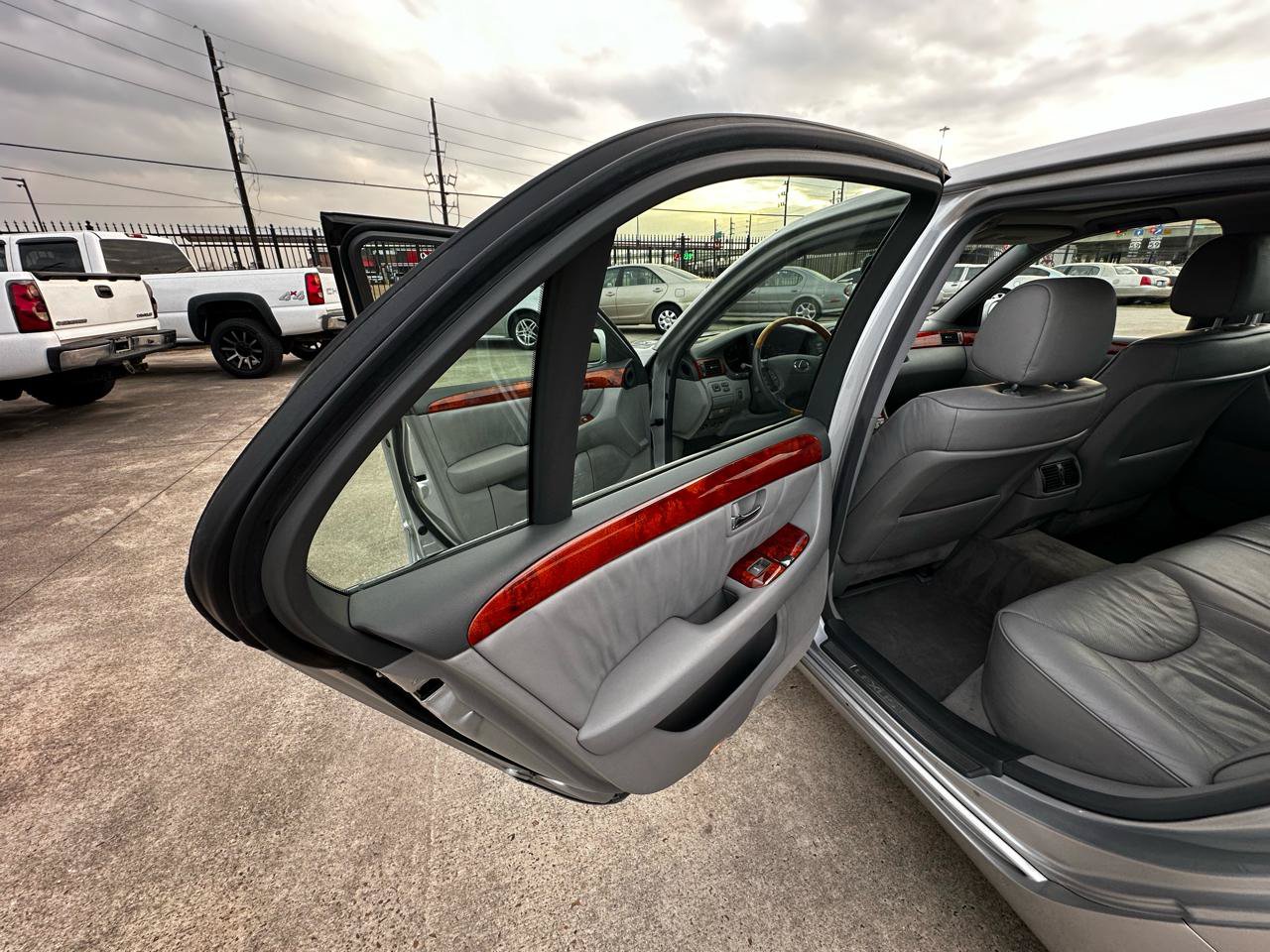 Used 2004 Lexus LS 430 w/ Premium Pkg RWD image 33